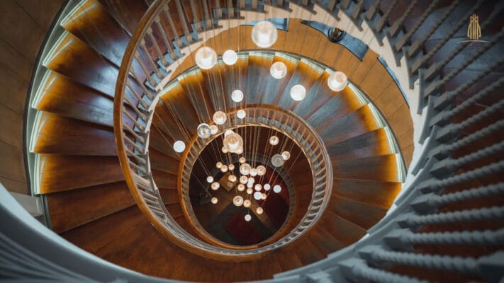 Lợi ích của việc bố trí đèn thả thông tầng hiện đại trong công trình